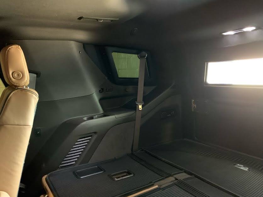 Cadillac Escalade (Beige Interior)