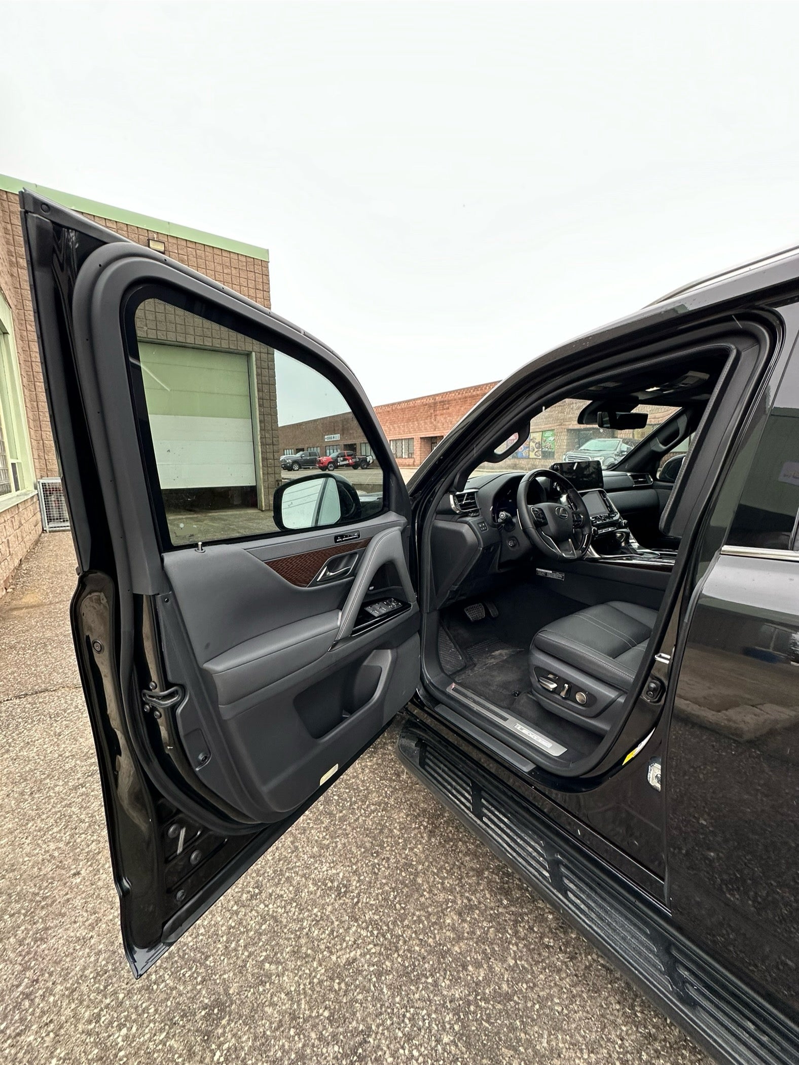 Lexus LX 600 (Black)