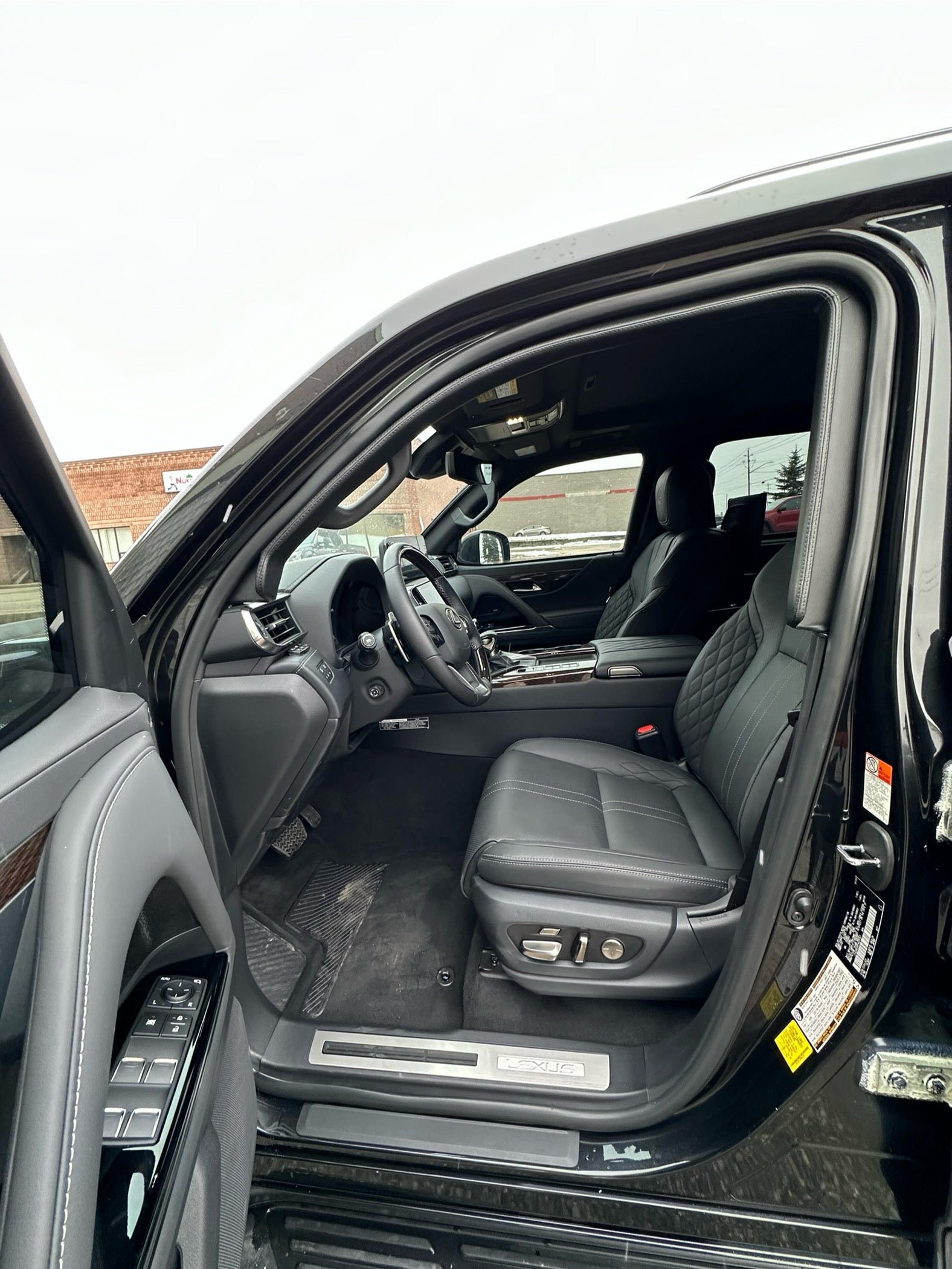 Lexus LX 600 (Black)