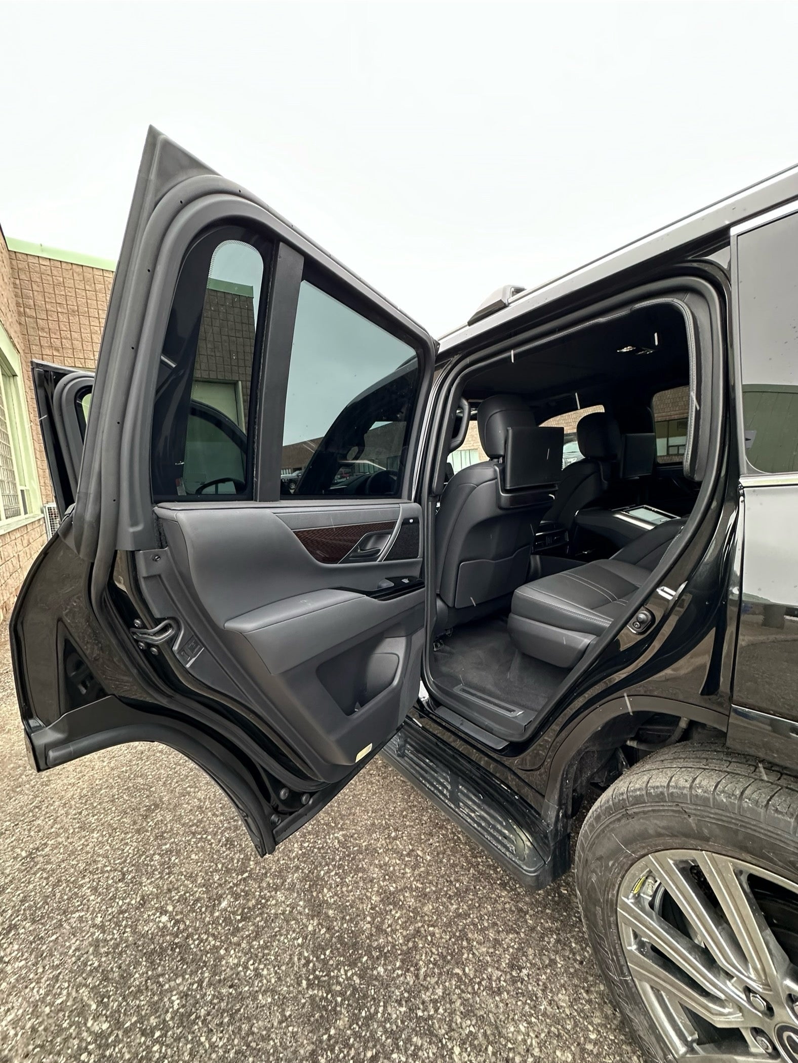 Lexus LX 600 (Black)