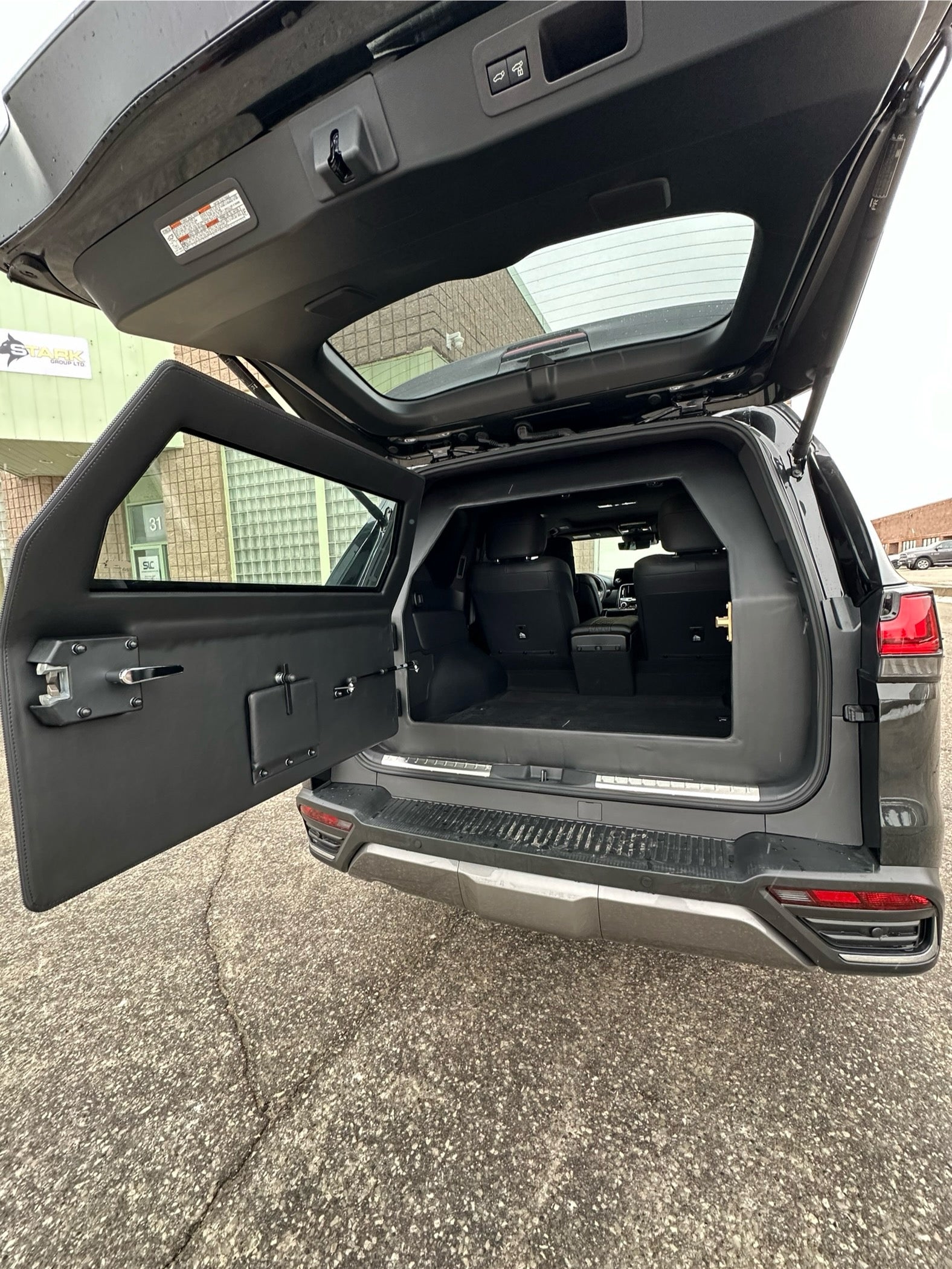 Lexus LX 600 (Black)