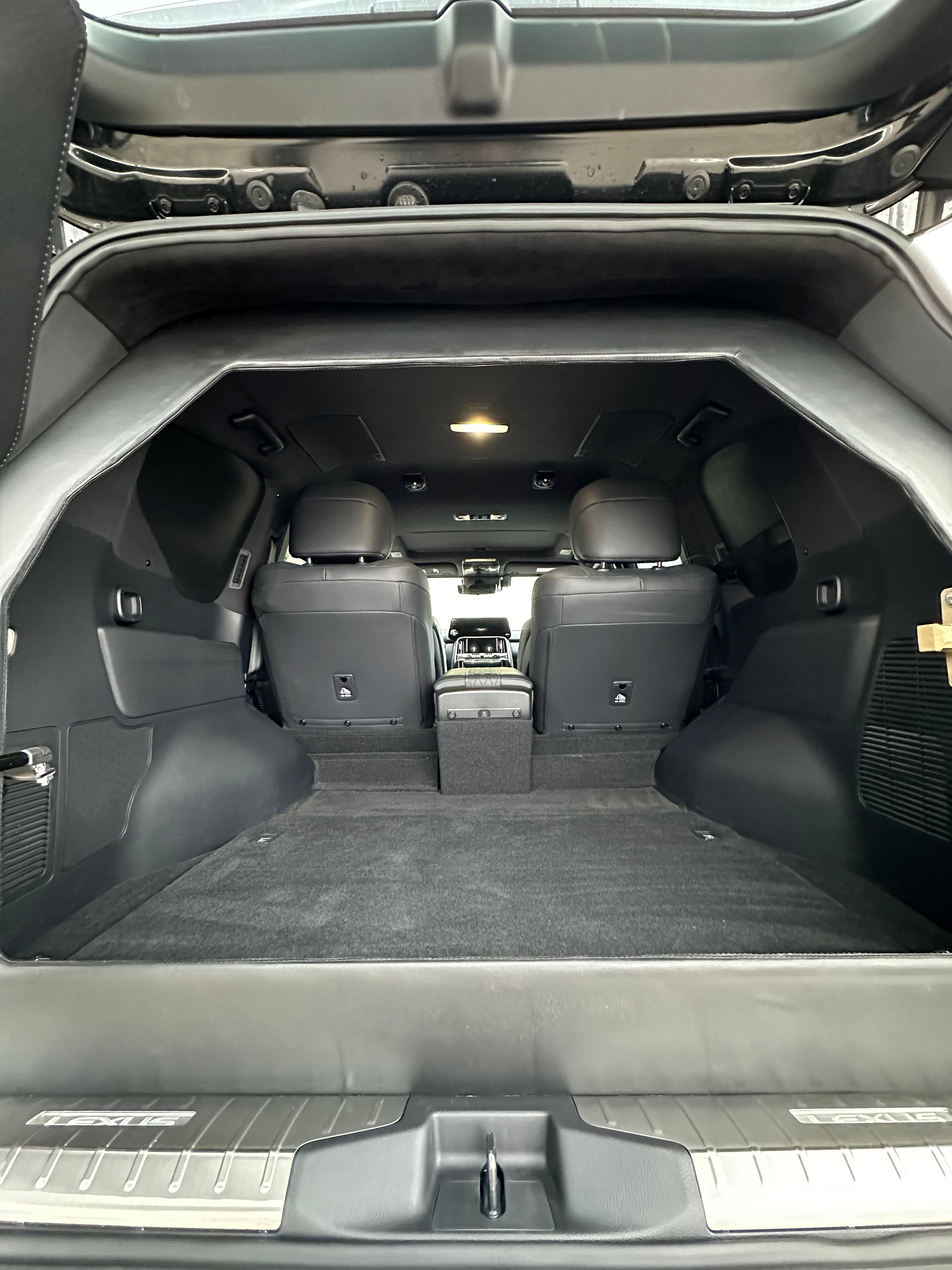 Lexus LX 600 (Black)