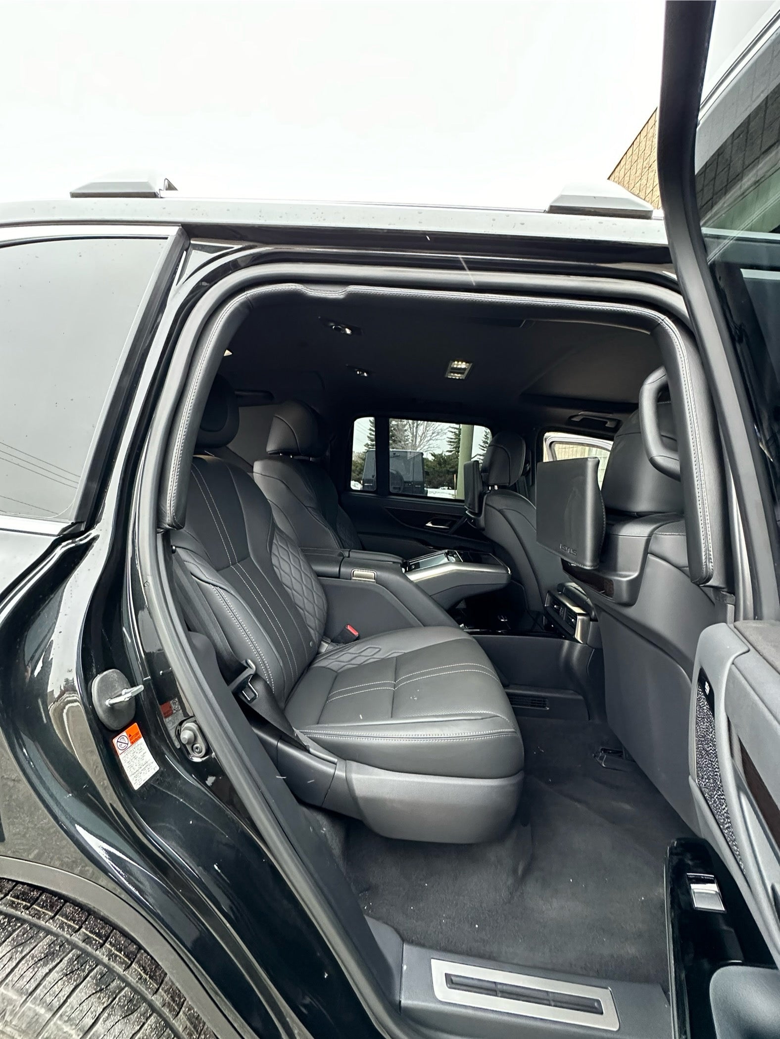 Lexus LX 600 (Black)